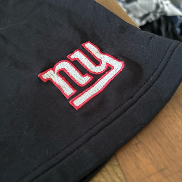 2 Pairs New York Giants shorts - Picture 7 of 8